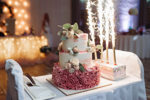 Beautiful,Decorated,Wedding,Cake,With,Ice,Fountain,Fireworks,At,The