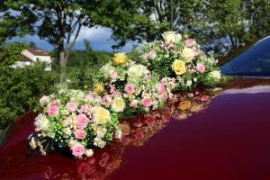 Floral,Wedding,Car,Decoration,,Flower,Bouquet,On,The,Hood,Of